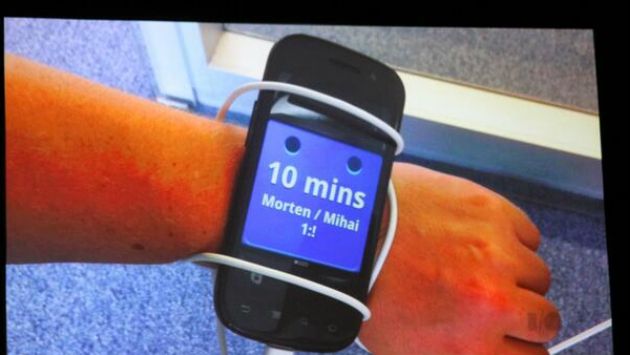 Prototipul pentru Android Wear a fost un Nexus S. Și da, Google l-a pus la încheietura cuiva