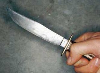 Învăţătoare ÎNJUNGHIATĂ MORTAL de către mama unui elev, în faţa copiilor