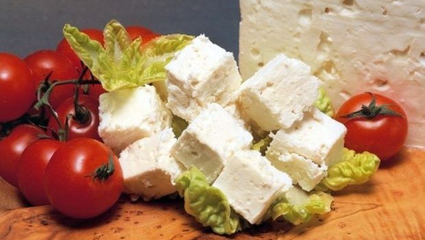 DESCOPERIRE UIMITOARE. Ce se întâmplă dacă mănânci BRÂNZĂ CU ROŞII?