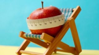 Dieta cu fructe şi legume, barieră naturală împotriva razelor ultraviolete pe timpul verii