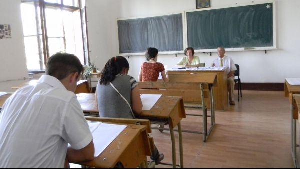 TITLUARIZARE 2014: Peste 30.000 de cadre didactice vor susţine astăzi examenul scris