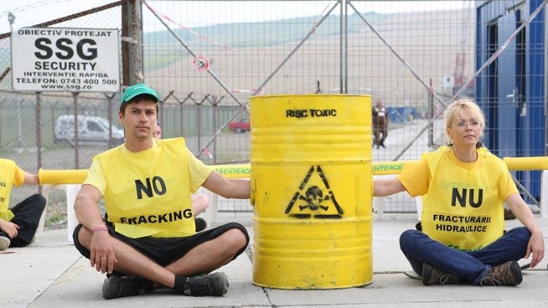 PROTEST. Greenpeace instituie "carantină" în jurul sondei Chevron din Pungești