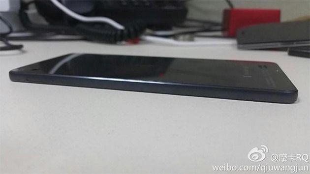 Cel mai subţire smartphone a devenit şi mai subţire