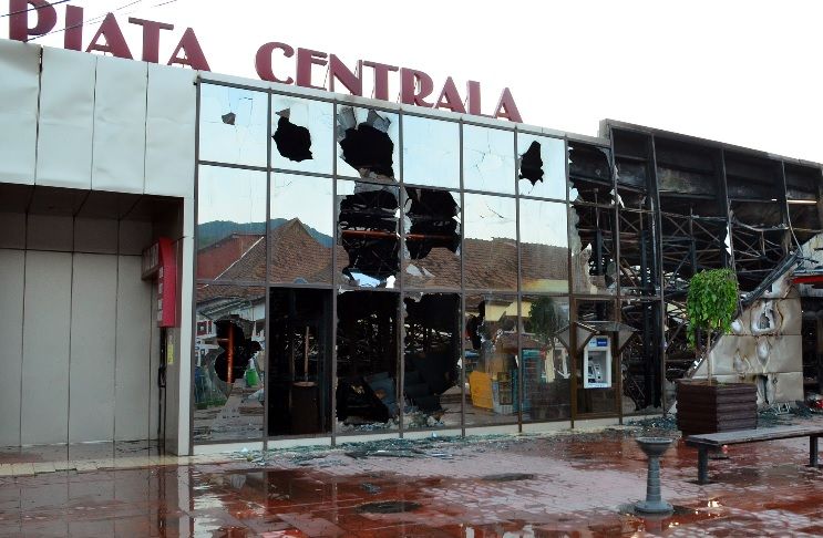 PIAŢĂ distrusă de flăcări