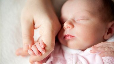 E primul CAZ din lume: un bebeluş de 11 luni a murit din pricina unei supradoze de marijuana