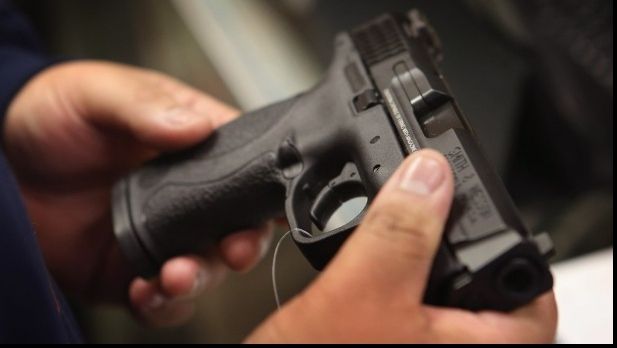 Pasagerii dintr-un microbuz, ameninţaţi cu pistolul de un inspector silvic din Prahova