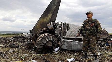 EXPLOZII puternice în apropiere de locul prăbuşirii avionului malaysian