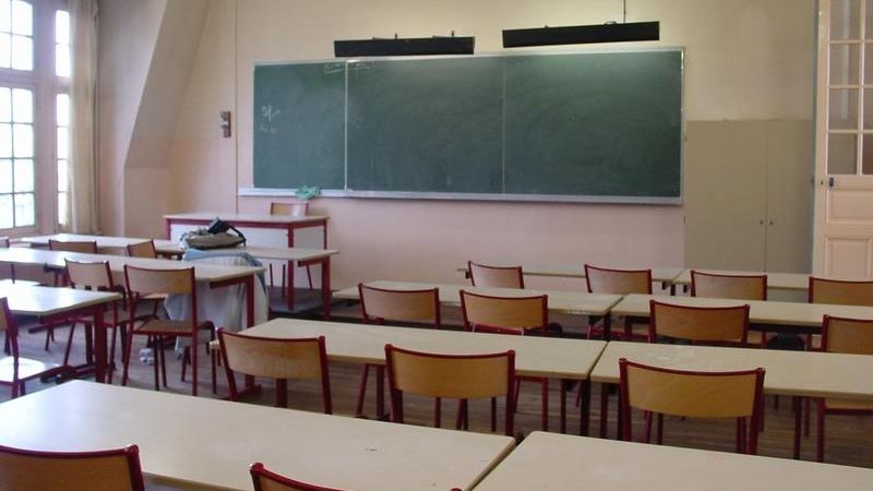 O învăţătoare, ÎNJUNGHIATĂ MORTAL în faţa elevilor