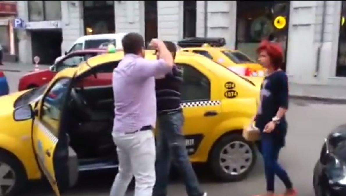 VIDEO: SCENE ŞOCANTE în trafic. Un taximetrist din Bucureşti, bătut de un şofer