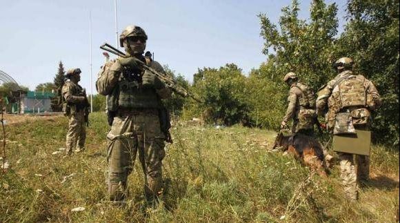 Un convoi de refugiaţi, atacat cu rachete în estul Ucrainei