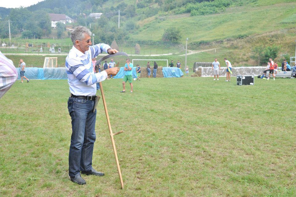 Vicepreşedintele PDL Ioan Oltean a călărit şi a ascuţit coasa la sărbătoarea unei comune bistriţene