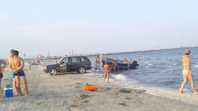 Ce face un cocalar cu jeep pe plaja de la Năvodari