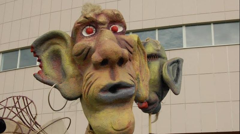 Păpuşile ocupă Bănia