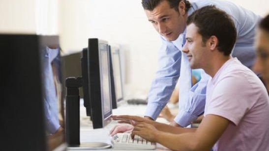 Cum afectează comportamentul online viața reală a adolescenților