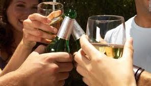 Lucruri FALSE despre care crezi că sunt adevărate: "Consumul de alcool nu ucide neuroni" 