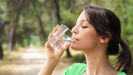 6 motive pentru care ar trebui să bem apă caldă