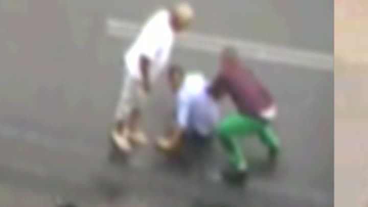 Bătaie cu pumni în trafic, după ce mai multe mașini au fost implicate în accident 