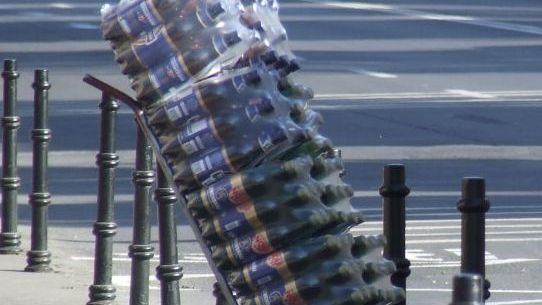 Un tir încărcat cu bere s-a răsturnat în Dolj. Mai multe baxuri de bere au fost furate