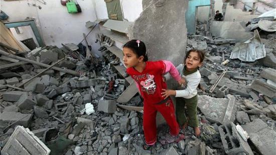 GAZA, în genunchi sub bombardamente. Cadavrele nu au loc la morgă, răniţii în spitale