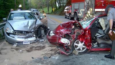 COVASNA: Un motociclist care a vrut să ajute victimele unui accident, BĂTUT şi ÎNJUNGHIAT de martori