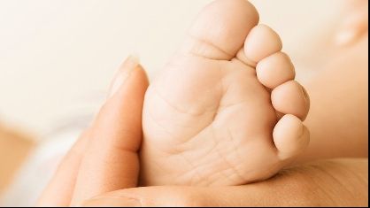 A devenit mamă la 13 ani. Poliţiştii au deschis o anchetă pentru a afla cine este tatăl copilului