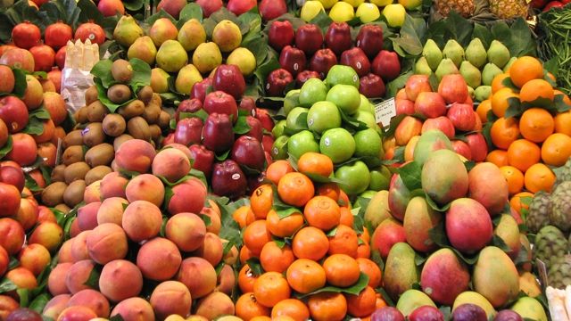 Pieţele sunt tot mai goale!Vânzătorii care nu au certificate de producători nu sunt lăsaţi la tarabe