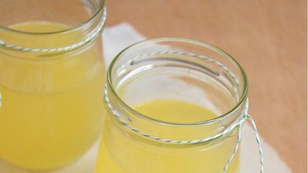 Rețeta miraculoasă pe bază de gelatină care "ia cu mâna" durerile de spate și de gât