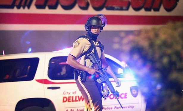 REVOLTE în oraşul american Ferguson, după ce un tânăr a fost UCIS de poliție