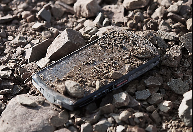 Cât de rezistent este ecranul pe bază de safir de pe smartphone-ul Kyocera