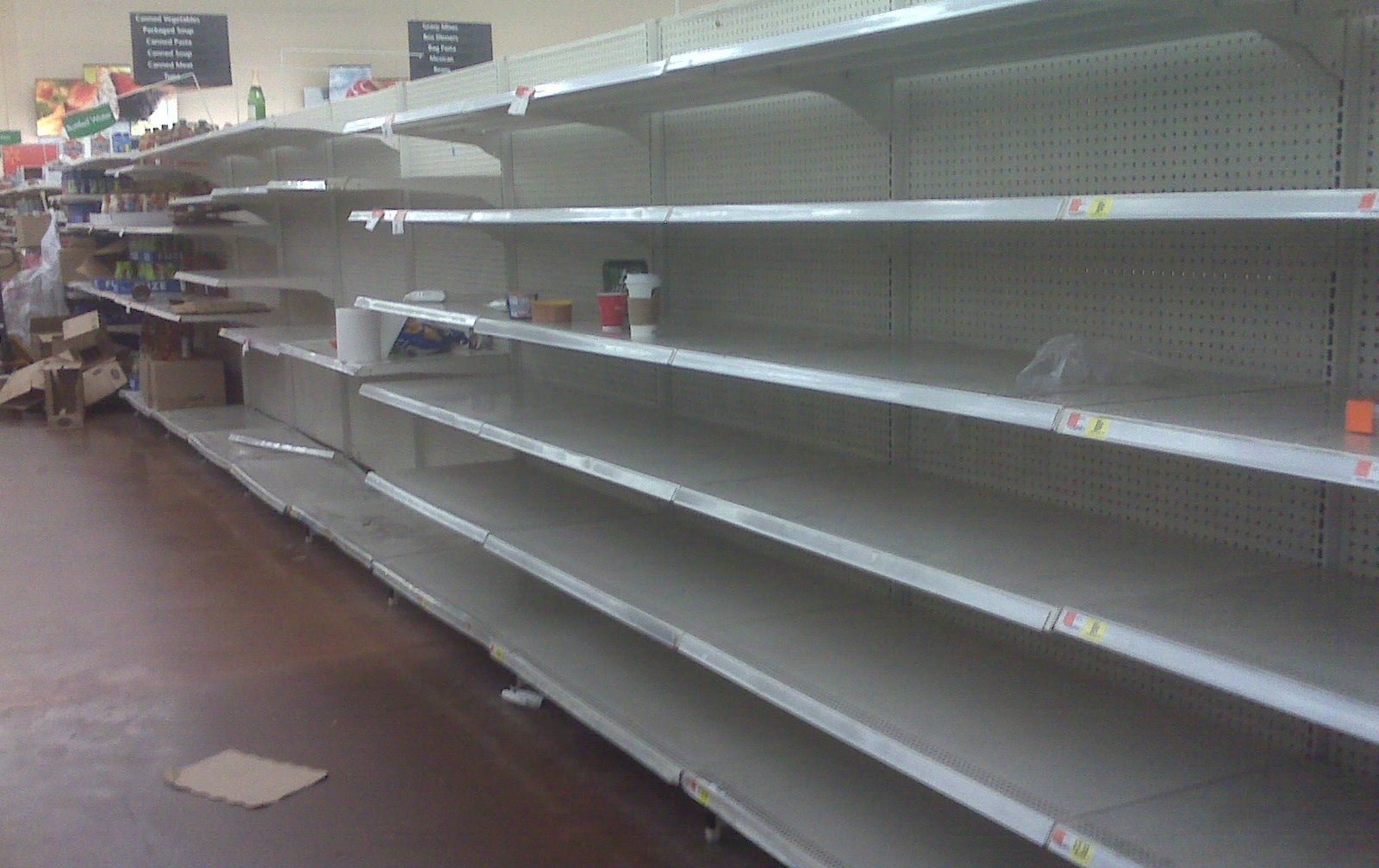 RAFTURI GOALE în magazinele din Rusia. UPDATE: Medvedev mai taie din LISTA NEAGRĂ