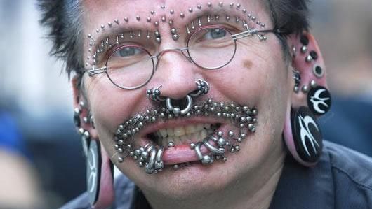 Bărbatul cu cele mai multe piercing-uri din lume nu a fost primit în Dubai 