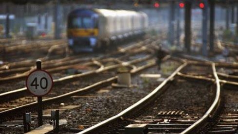 ACCIDENT GRAV. Mașină spulberată de tren: două persoane au decedat și alte două sunt grav rănite