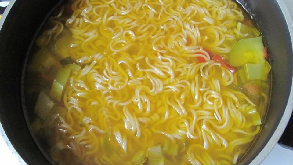 Efectul devastator al consumului de tăieței instant