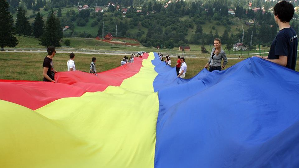 Un drapel al României de 150 metri, desfășurat la Izvoru Mureșului în Harghita  