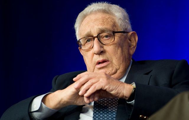 Henry Kissinger, admonestat în Congres de către manifestanţi pacifişti care au cerut să fie arestat