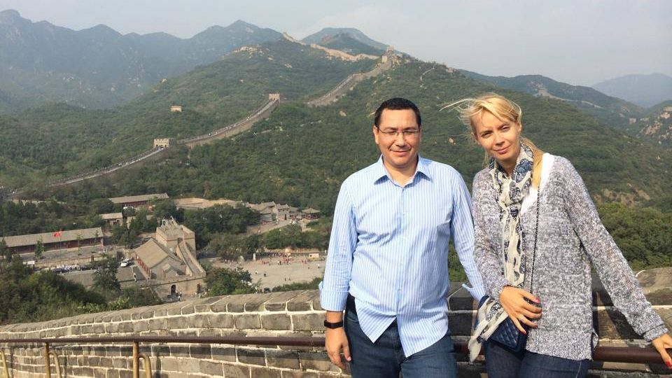 Ponta, în vizită în CHINA. Şi-a dus soţia la MARELE ZID CHINEZESC 
