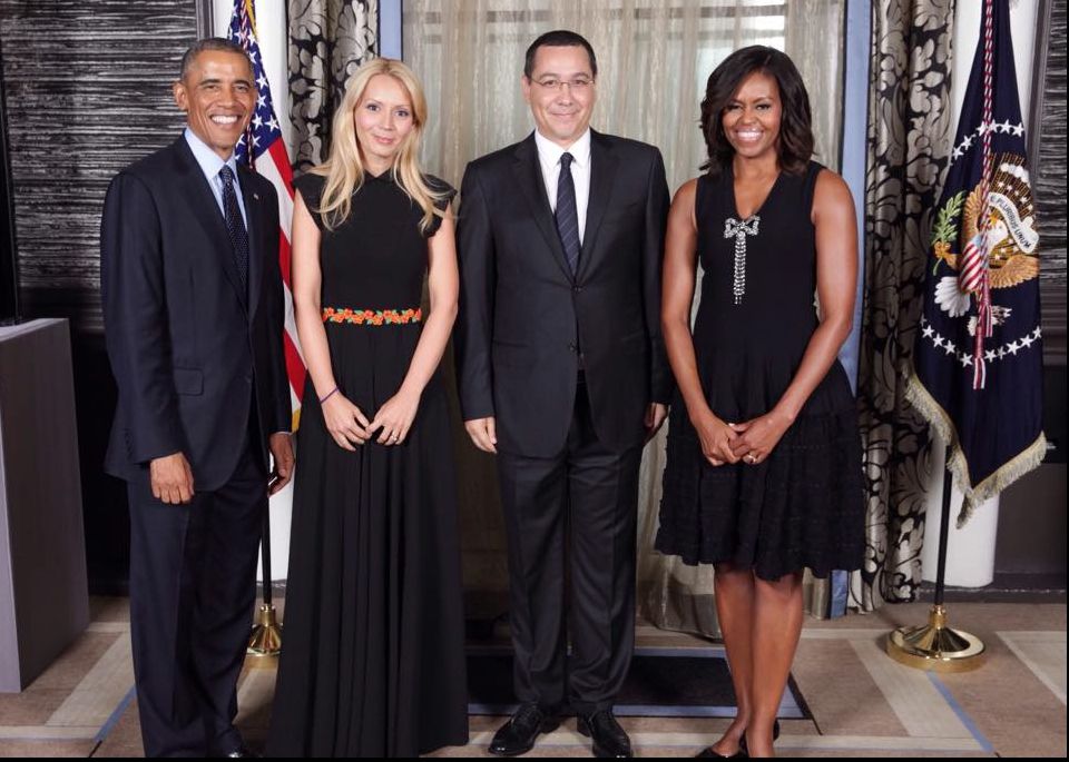 Fotografia familiei Ponta cu Obama, analizată de un specialist: Doi provinciali la o nuntă