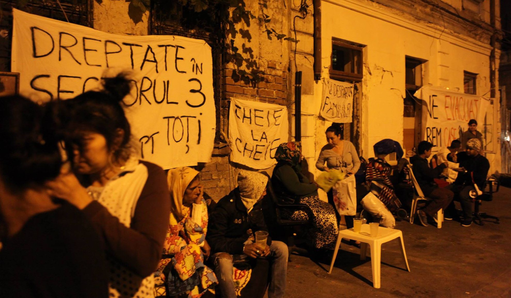 BUCUREŞTI. Zeci de oameni evacuaţi din strada Vulturilor dorm în stradă de câteva zile