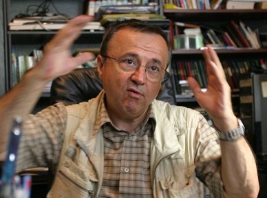 Ion Cristoiu: "Nu este normal ce face domnul Băsescu, nu are voie să arunce fumigene"