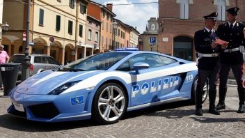 Trei români au murit în Italia după ce autoturismul în care se aflau s-a lovit de un copac