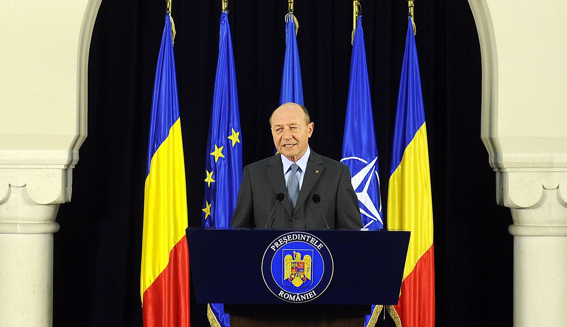 Băsescu: Rugămintea mea la Tăriceanu "inimă zburdalnică" e să citească Constituţia