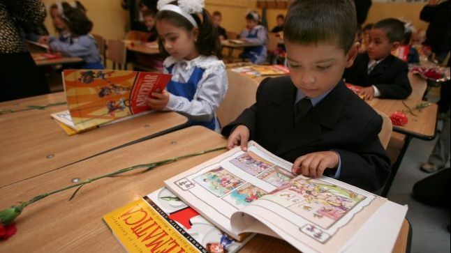 Ministrul Educației: Elevii de clasa I, abecedare noi în prima zi de școală din semestrul al II-lea