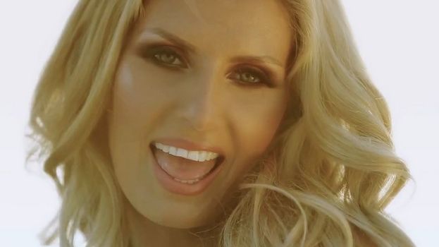 Andreea Bănică şi-a ŞOCAT FANII cu o ROCHIE mult prea sexy. Ce i-au reproşat!