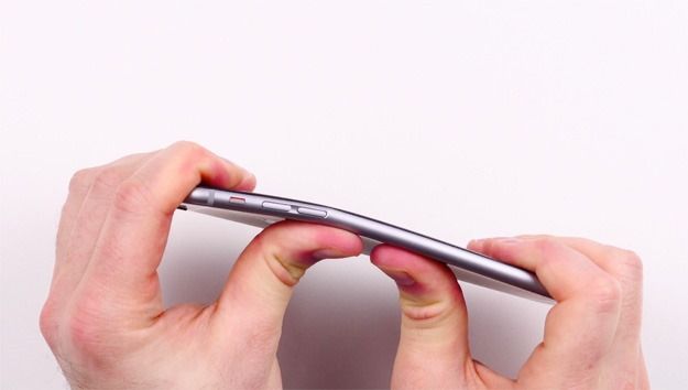 BĂTAIE DE JOC! Apple SE APLEACĂ în fața competiției pentru că iPhone 6 Plus SE ÎNDOAIE