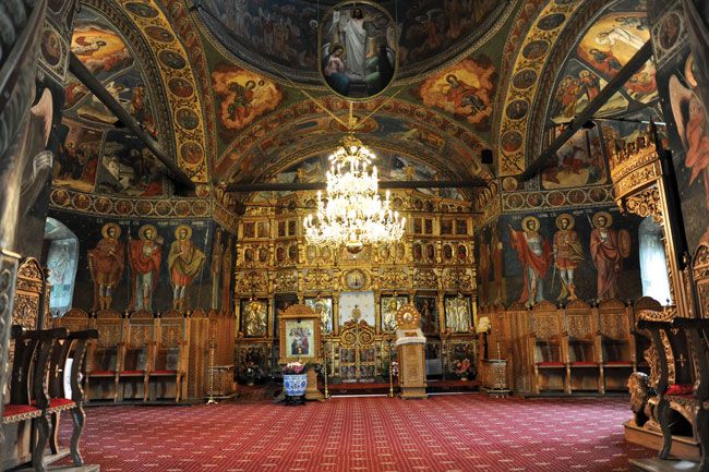 De ce nu au voie femeile din România să intre în altar?