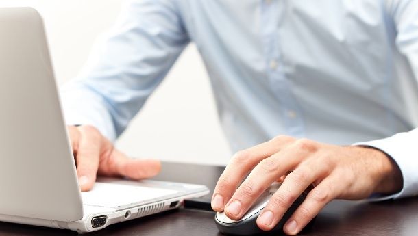 Cum să evitaţi escrocheriile când faceţi cumpărături online 