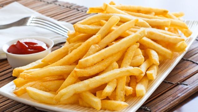 Bucătarii din restaurante resimt scăderea nivelului de trai: românii revin la pui şi cartofi prăjiţi