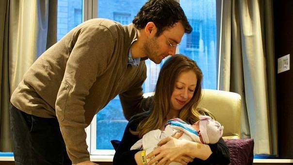 Fiica lui Bill Clinton a părăsit maternitatea și a prezentat publicului fiica nou-născută