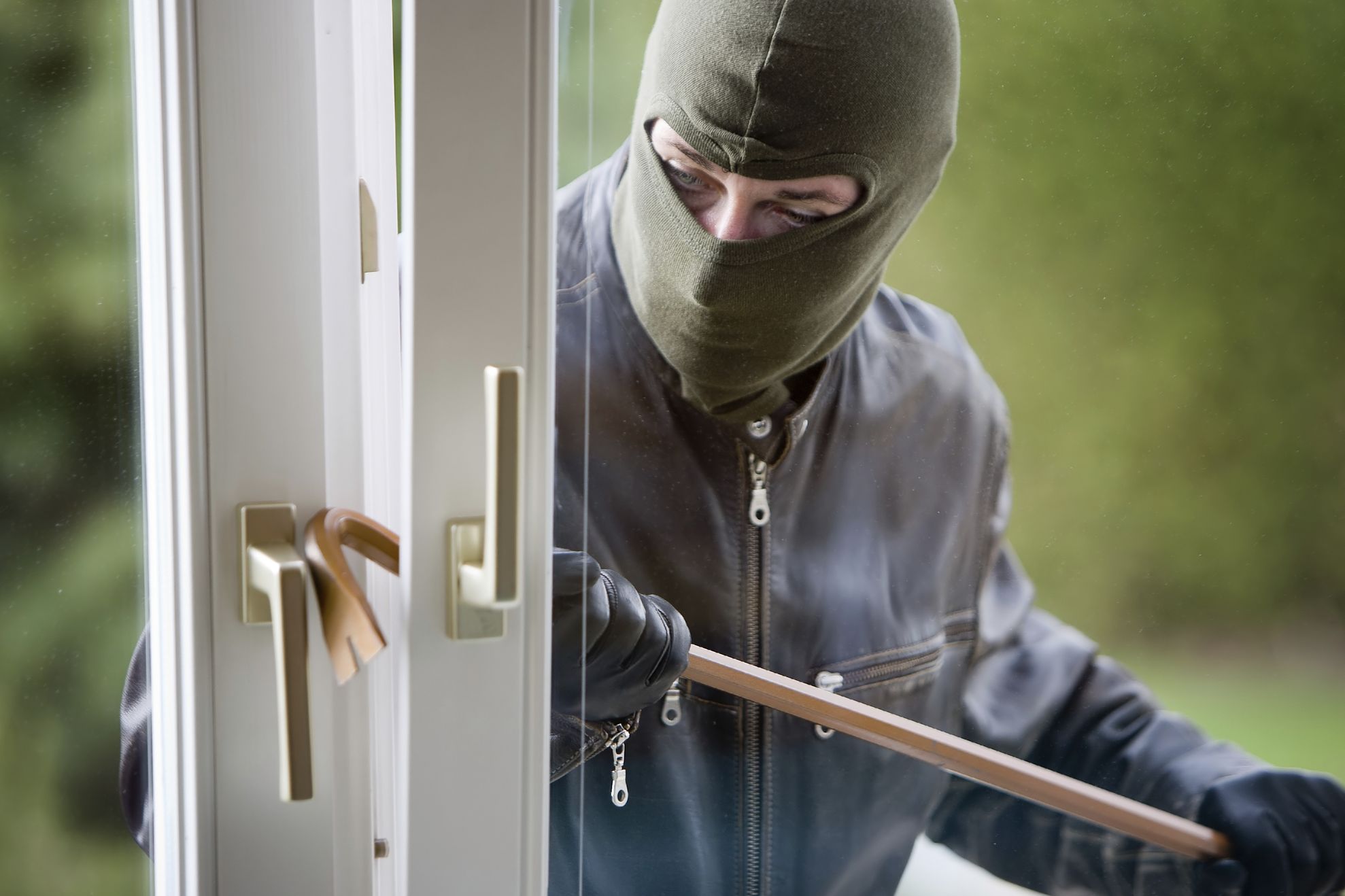 S-a trezit şi a descoperit trei hoţi în casă. Ce a urmat