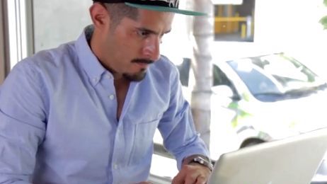 Luni întregi și-a căutat job. A șters o literă din CV și a fost asaltat cu oferte de muncă